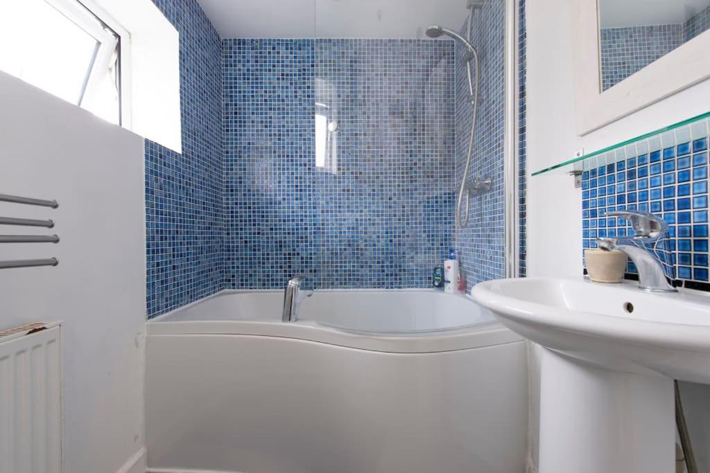 Lovely 2-Bed 15 Minutes To Central Londen Buitenkant foto