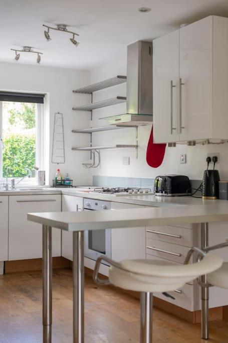Lovely 2-Bed 15 Minutes To Central Londen Buitenkant foto