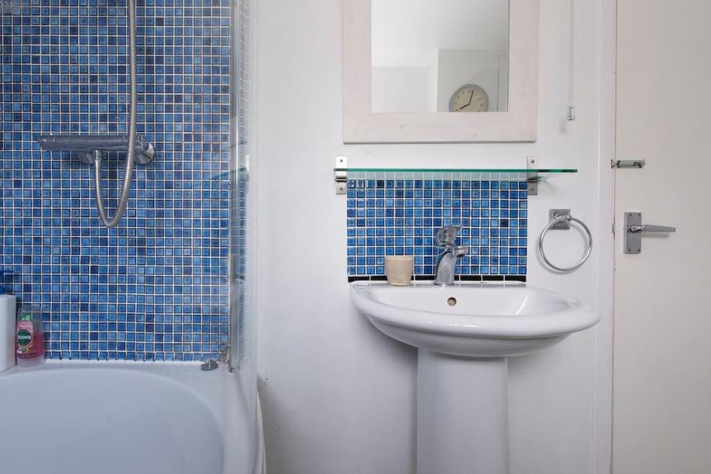 Lovely 2-Bed 15 Minutes To Central Londen Buitenkant foto