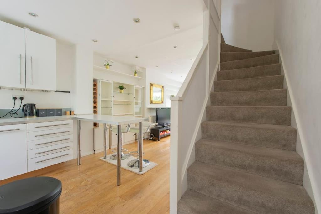 Lovely 2-Bed 15 Minutes To Central Londen Buitenkant foto